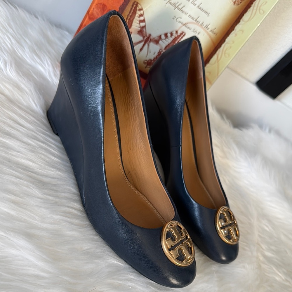 Tory Burch Chelsea 65 Leather Wedge Pumps Navy - Picture 7 of 16